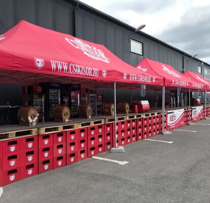 Gazebo pieghevole 8x4 rosso con logo Csikisor per vendita birra a evento all'aperto