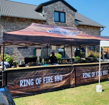 Gazebo 8x4 m con stampa personalizzata, struttura marrone e parete laterale a mezza altezza con bancone per street food con logo "Ring of Fire BBQ"