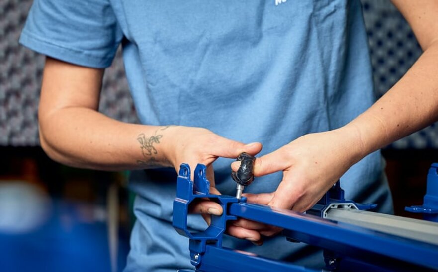 Le forbici blu vengono connesse alle struttura blue del gazebo pieghevole.