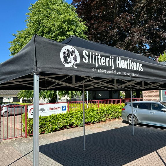 6x3 m black folding gazebo Slijterij Herfkens – Mastertent 6x3 m black folding gazebo with Pirontex roof customised with Slijterij Herfkens logo, 2004 frame – Mastertent