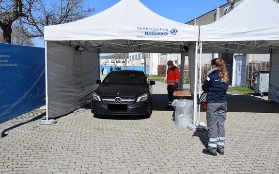 Drive-in Teststation für die Durchführung des Corona-Tests mit den Faltpavillons von Mastertent