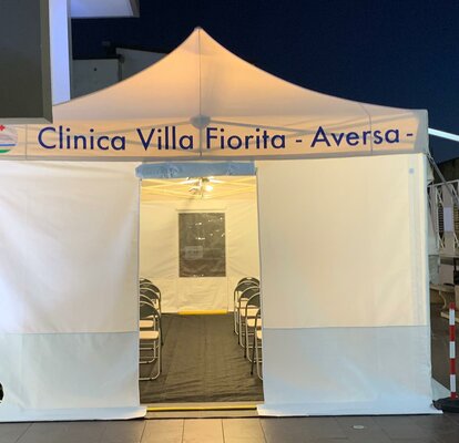 Il gazebo Rescue dell'ospedale "Clinica Villa Fiorita" si trova di fronte all'ospedale di sera. Le luci sono accese all'interno.