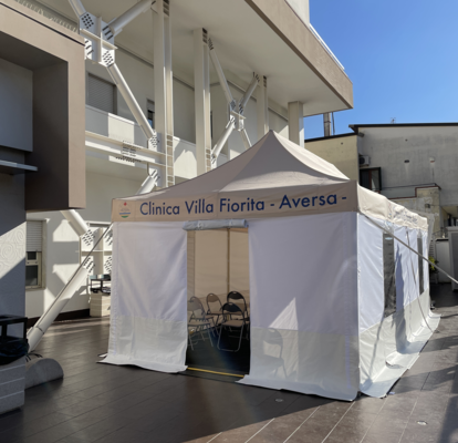 Gazebo Rescue davanti all'ospedale "Clinica Villa Fiorita" in Italia.