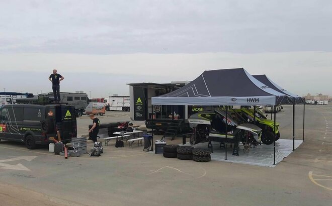 due gazebo da gara al rally Dakar 2022 con auto da corsa e furgone Arcane