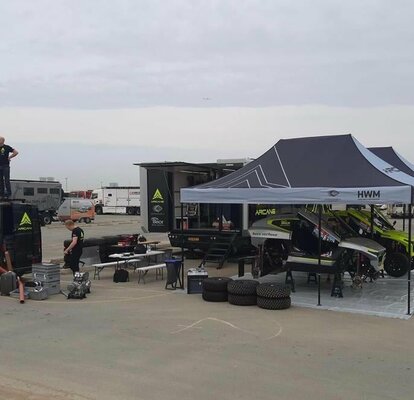 due gazebo da gara al rally Dakar 2022 con auto da corsa e furgone Arcane