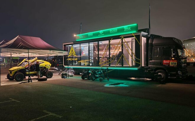 due gazebo da gara di notte con illuminazione al rally Dakar 2022 con macchina da corsa Arcane