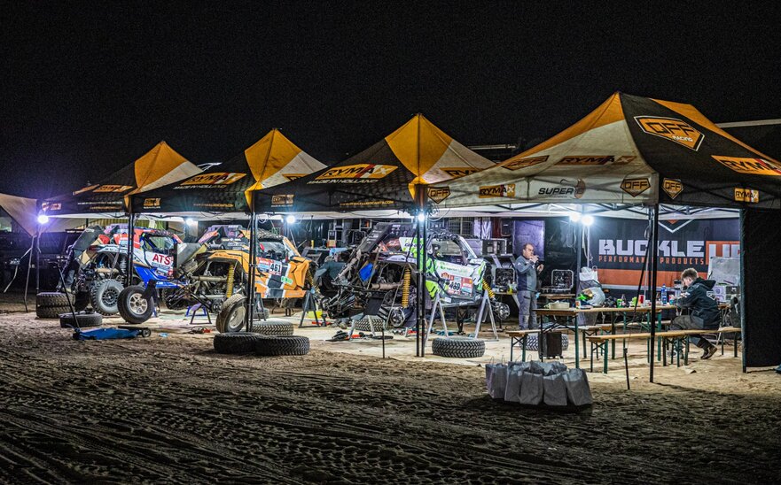 Die Rennzelte befinden sich bei der Rallye Dakar 2022 und schutzen den Rymax- Autos und dem Personal während der Nacht. Die Pavillons sind mit verschiedenen Leuchten ausgestattet