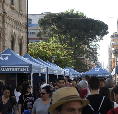 Viele 3x3 Mastertent CI blau Pirontex Zelte Falcomics Stand mit Festivalbesuchern