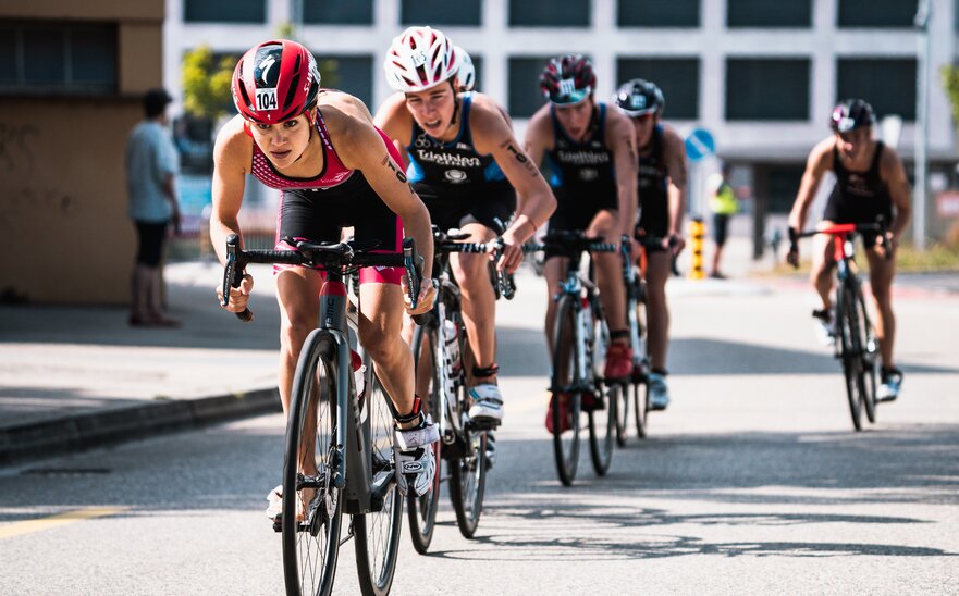 L'immagine mostra cinque ciclisti che partecipano a un triathlon.