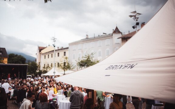 3x3 m folding gazebo in white with black logo canopy and straight panel Mastertent | © fabianleitner