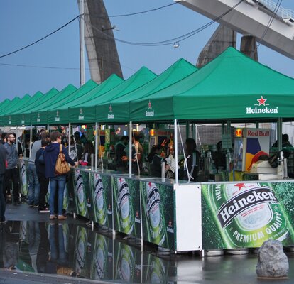 Gazebo pieghevoli Heineken 3x3m verdi personalizzati con logo ad un festival