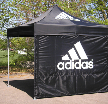 Faltpavillon 3x3 m schwarz mit einer Seitenwand mit Adidas-Logo bedruckt