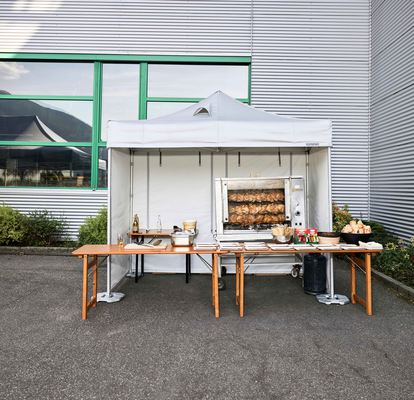 Pollo allo spiedo cucinato sotto un gazebo cucina refrattario e ignifugo Mastertent