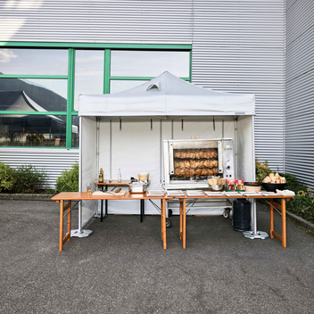 Pollo allo spiedo cucinato sotto un gazebo cucina refrattario e ignifugo Mastertent