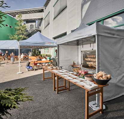 Pollo allo spiedo cucinato sotto un gazebo cucina refrattario e ignifugo Mastertent ad un evento 