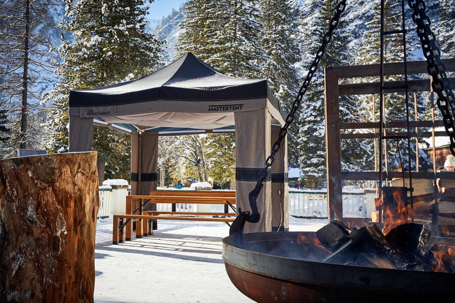 Gazebo pieghevole Mastertent invernale 3x3m in tessuto Loden verde e marrone sulla neve vicino a un falò