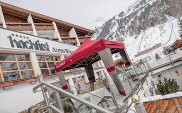 Gazebo esterno Mastertent 3x3m con copertura Loden per entrata hotel di montagna di lusso in inverno con la neve. Colori alpini marrone e rosso.