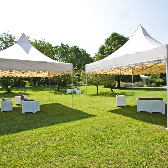 Mastertent 3x3 m cream folding gazebo Cream folding gazebos with pagoda roof and scalloped valance in a garden for outdoor lounge event