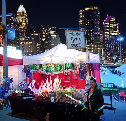 Gazebo pieghevole Mastertent 3x2m bianco e rosso per vendita oggetti natalizi davanti allo stadio degli Knights in USA