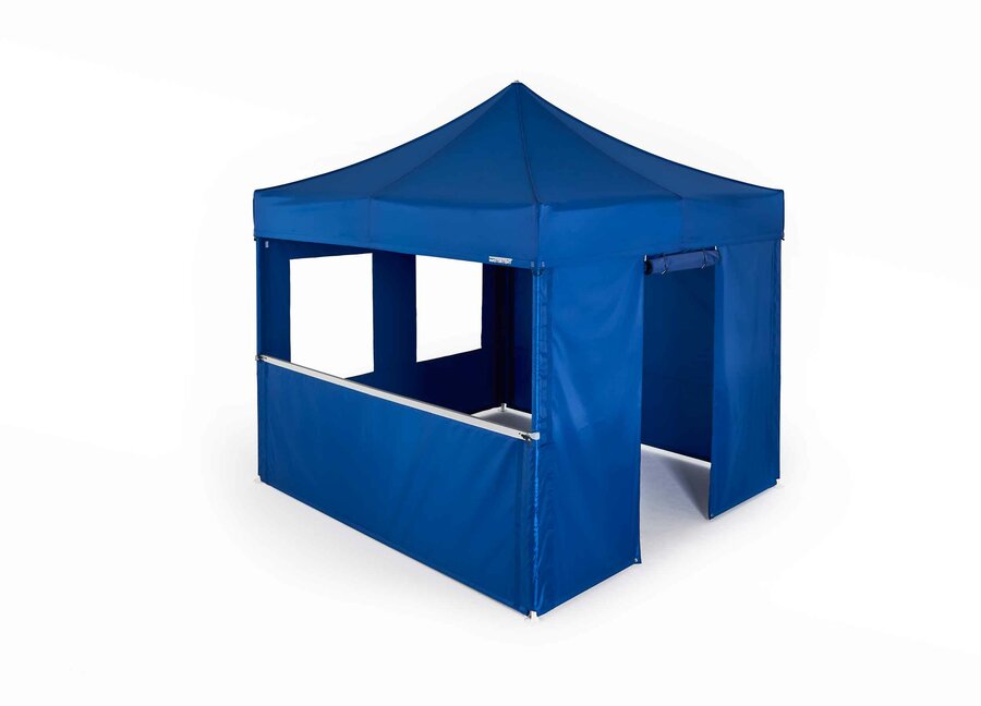 Gazebo pieghevole blu con diverse pareti: una porta, una parete con bancone e una parete con finestre.